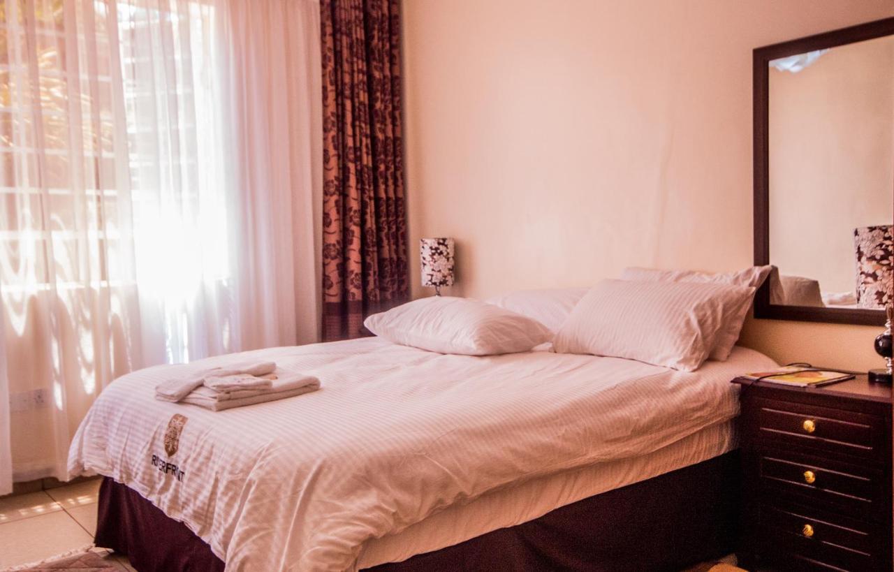 Riverfront Gardens Bed & Breakfast Mjini ภายนอก รูปภาพ